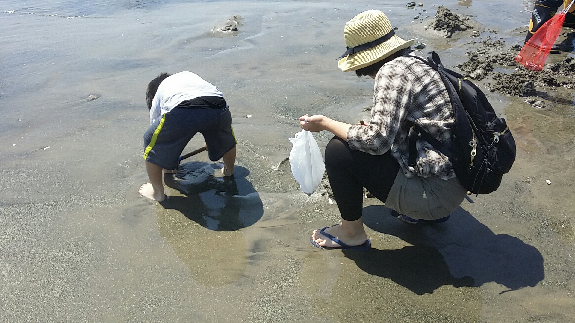 潮干狩りの服装で大人は水着ってどうなの どうして大人は水着でないか考えてみた たかはる調査隊